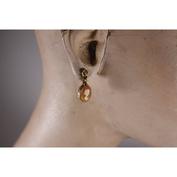 Tiny cameo earrings, vintage hand carved cameo jewelry clip back earrings, - Picture 5 of 10